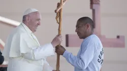 Dieses selbstgemachte Kreuz bekam Papst Franziskus von einem Häftling geschenkt.  / L'Osservatore Romano 