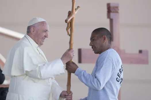 Dieses selbstgemachte Kreuz bekam Papst Franziskus von einem Häftling geschenkt.  / L'Osservatore Romano 