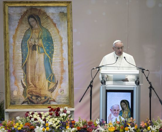 Familienbild: Die Muttergottes war auf der Reise von Papst Franziskus omnipräsent; oft sogar mehrfach, so wie hier bei der Ansprache vor Mitgliedern der Arbeitswelt am 17. Februar 2016