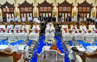 Papst Franziskus und Vertreter der Kirche beim Treffen mit dem Obersten Rat der buddhistischen Mönche in Rangun am 29. November 2017 / CNA / L'Osservatore Romano