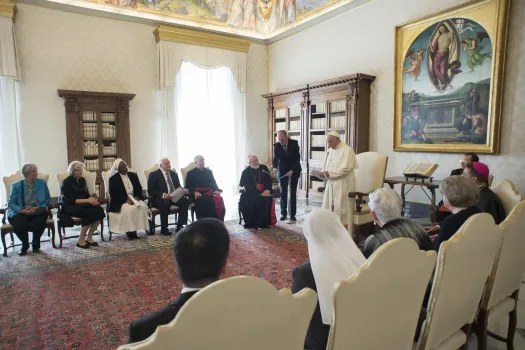 Papst Franziskus vor Mitgliedern der Kinderschutzkommission am 21. September 2017. / L'Osservatore Romano