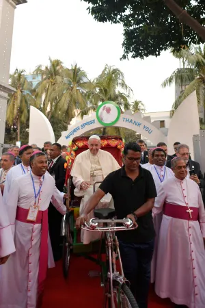 Zum Treffen wurde der Papst mit einer traditionellen Rikscha gebracht
