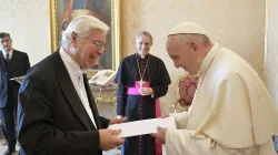 Antrittsbesuch, der zweite: Professor Zappettini bei Papst Franziskus am 4. Januar 2018 / CNA / L'Osservatore Romano