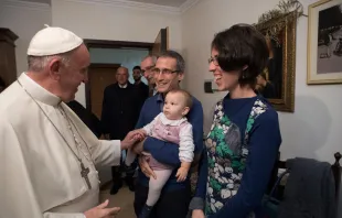 Papst Franziskus beim "Barmherzigkeitsbesuch" ehemaliger Priester und deren Familien am 11. November 2016. / L'Osservatore Romano