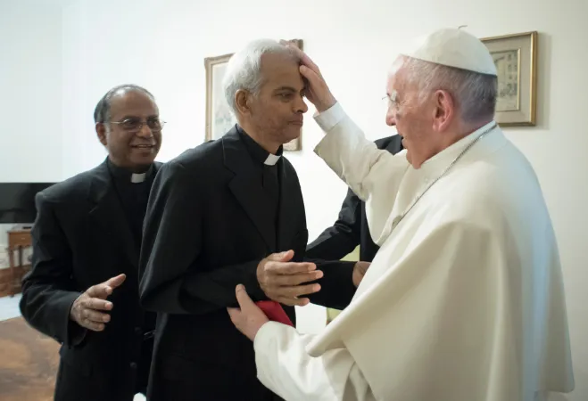 Papst Franziskus segnet Pater Tom Uzhunnalil am 13. September 2017