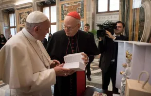 Kardinal Erdö überreicht Papst Franziskus eine Ausgabe der Heiligen Schrift in der Sprache Lovari-Romani. / CNA / L'Osservatore Romano