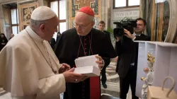 Kardinal Erdö überreicht Papst Franziskus eine Ausgabe der Heiligen Schrift in der Sprache Lovari-Romani. / CNA / L'Osservatore Romano