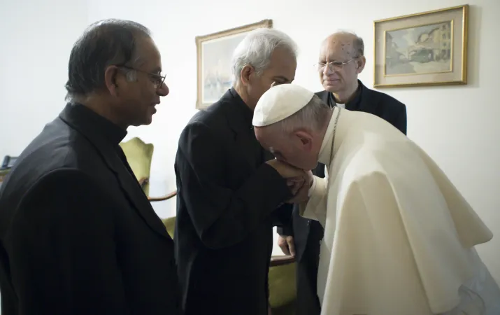Papst Franziskus küsst die Hand von Pater Tom Uzhunnalil im Vatikan am 13. September 2017