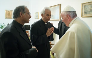 Pater Tom Uzhunnalil begrüßt Papst Franziskus am 13. September 2017. / L'Osservatore Romano