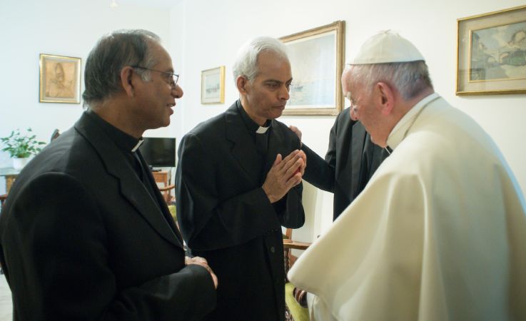 Pater Tom Uzhunnalil begrüßt Papst Franziskus am 13. September 2017.