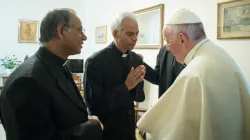 Pater Tom Uzhunnalil begrüßt Papst Franziskus am 13. September 2017. / L'Osservatore Romano