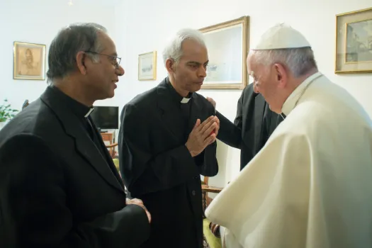 Pater Tom Uzhunnalil begrüßt Papst Franziskus am 13. September 2017. / L'Osservatore Romano