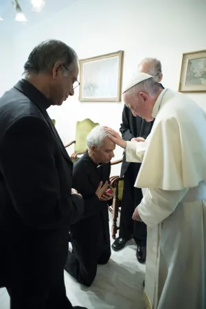 Pater Tom Uzhunnalil erhält den Segen des Papstes im Vatikan am 13. September 2017