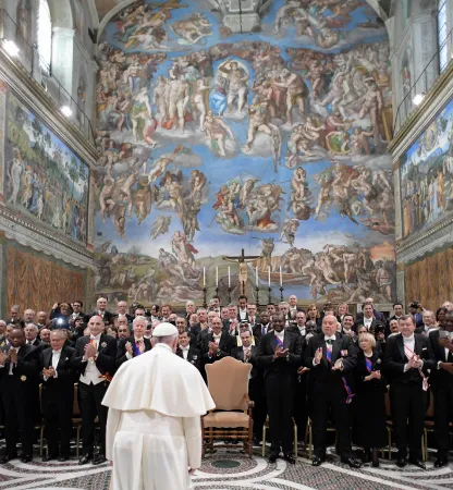 Diplomatische Vertreter im Vatikan applaudieren Papst Franziskus am 9. Januar 2017.