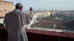 Papst Franziskus spendet den traditionellen Segen am 25. Dezember 2016. / L'Osservatore Romano