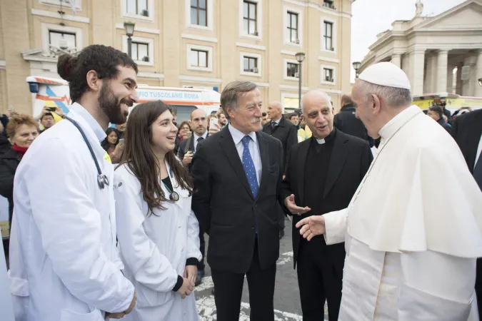 Papst Franziskus beim Besuch der mobilen Notstation am 16. November 2017 