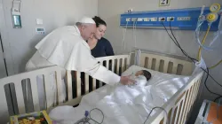 Papst Franziskus beim Krankenhausbesuch am 5. Januar 2018 / CNA / Vatican Media