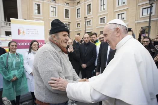 Papst Franziskus beim Besuch der mobilen Notstation am 16. November 2017 / CNA / L'Osservatore Romano