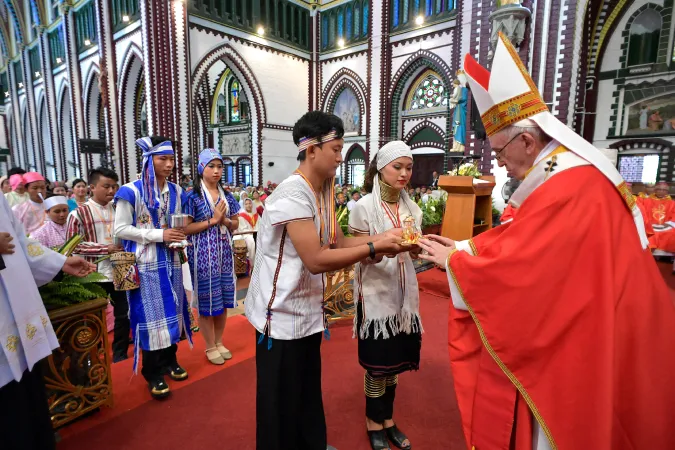 Trachten burmesischer Stämme bei der Messe in der Kathedrale am 30. November 2017