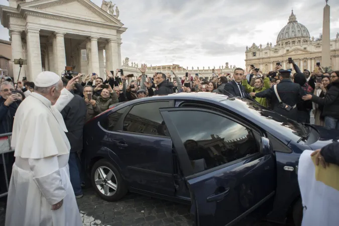 Papst Franziskus beim Besuch der mobilen Notstation am 16. November 2017