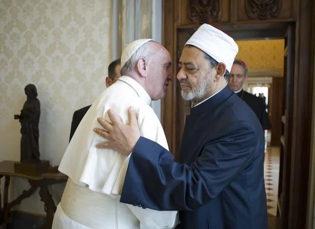 Papst Franziskus und Scheich al Tayyeb begrüßen einander vor ihrem halbstündigen Gespräch am 23. Mai 2016. 