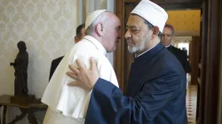 Papst Franziskus und Scheich al Tayyeb begrüßen einander vor ihrem halbstündigen Gespräch am 23. Mai 2016.  / L'Osservatore Romano
