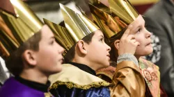 Sternsinger aus dem Bistum Eichstätt waren im Petersdom beim Neujahrsgottesdienst 2016.  / © Romano Siciliani / Kindermissionswerk