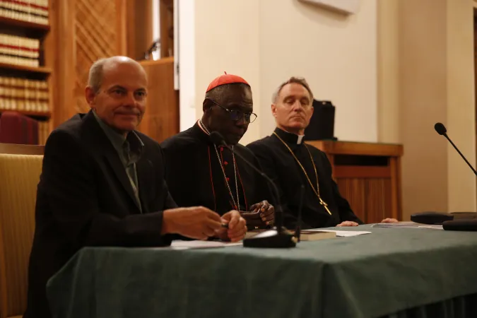 Buchvorstellung mit dem Verleger Bernhard Müller, dem Autor, Kardinal Robert Sarah, und dem Präfekten des Päpstlichen Hauses, Erzbischof Georg Gänswein am 24. Mai 2017.