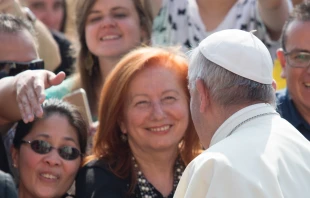 Papst Franziskus begrüßt Pilger auf dem Petersplatz am 14. Juni 2017 / CNA / Daniel Ibanez