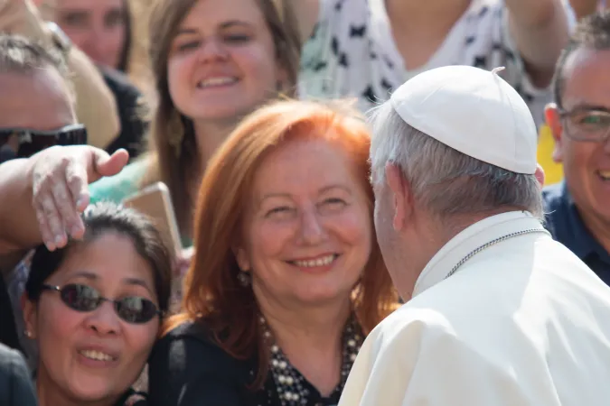 Papst Franziskus begrüßt Pilger auf dem Petersplatz am 14. Juni 2017