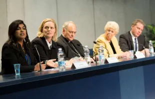 Presse-Konferenz zur Begegnung an der Päpstlichen Akademie für Sozialwissenschaften, mit deren Präsident, Margaret Archer (zweite von rechts) und Erzbischof Sachez Sorondo. / CNA / Daniel Ibanez