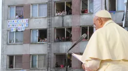 Papst Franziskus spricht zu Angehörigen der Roma in einem Viertel der slowakischen Stadt Kaschau (Košice) am 14. September 2021. / Vatican Media