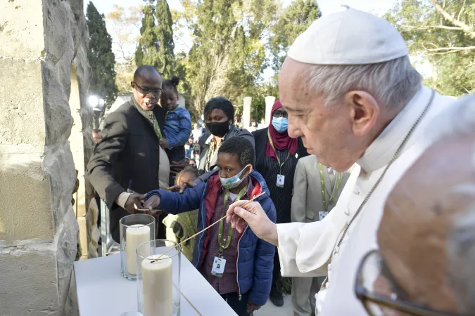 Papst Franziskus entzündet eine Kerze zusammen mit einer Migrantenfamilie vor einer Statue der Heiligen Jungfrau Maria in Malta am 3. April 2022. 
