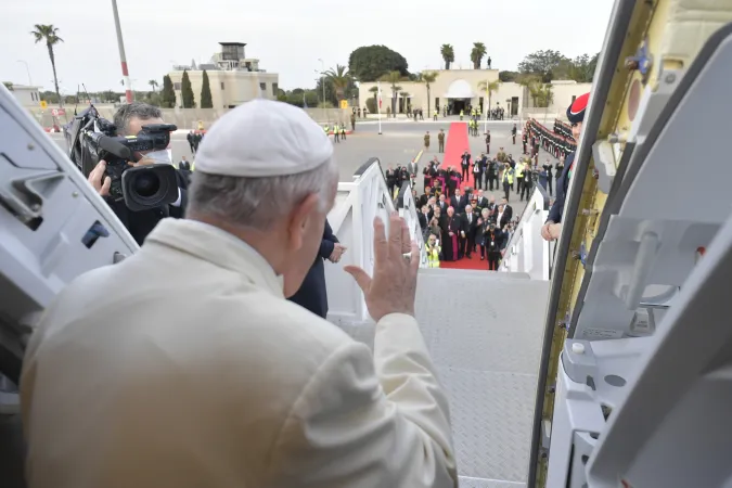 Papst Franziskus winkt zum Abschied seiner zweitägigen Visite am 3. April 2022