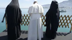 Papst Franziskus betet mit Patriarch Bartholomäus I. und Erzbischof Hieronymos II. auf Lesbos am 16. April 2016. / L'Osservatore Romano  