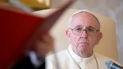 Papst Franziskus bei der Übertragung der Generalaudienz aus dem Apostolischen Palast im Vatikan am 11. November 2020. / Vatican Media 