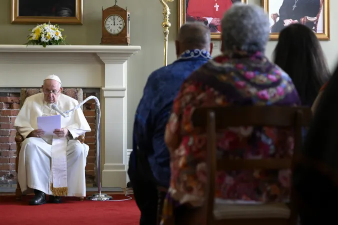 Papst Franziskus bei seiner Ansprache vor einer indigenen Delegation in Quebec.