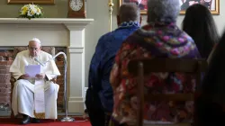 Papst Franziskus bei seiner Ansprache vor einer indigenen Delegation in Quebec. / Vatican Media