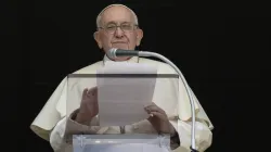 Papst Franziskus spricht vom Fenster des Apostolischen Palastes am Sonntag, 2. Juli 2023. / Vatican Media