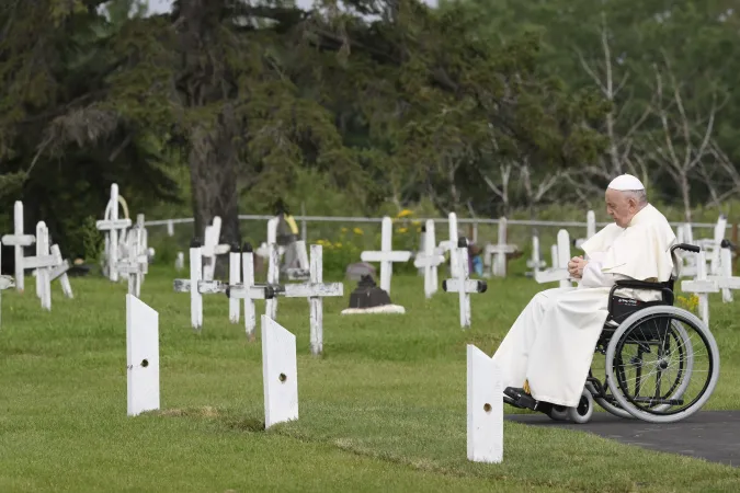 Papst Franziskus betet privat auf dem Friedhof von Maskwacis in Kanada.