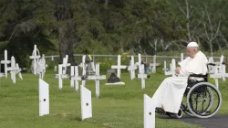 Papst Franziskus betet privat auf dem Friedhof von Maskwacis in Kanada. / Vatican Media