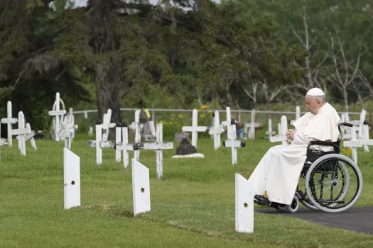 Papst Franziskus betet privat auf dem Friedhof von Maskwacis in Kanada. / Vatican Media
