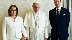 Besuch beim Papst: Großherzig Henri und die weiß gekleidete Maria Teresa, Großherzogin von Luxemburg. / L'Osservatore Romano
