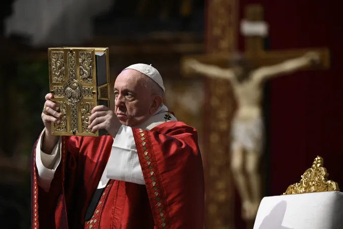 Papst Franziskum mit dem Evangelium im Petersdom am Pfingstsonntag, 31. Mai 2020