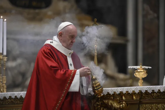 Papst Franziskus inszeniert den Altar im Petersdom am Pfingstsonntag, 31. Mai 2020.