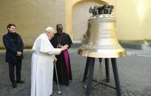 Papst Franziskus segnet die Glocke "Stimme der Ungeborenen" / Vatican Media