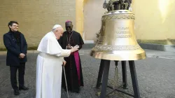 Papst Franziskus segnet die Glocke "Stimme der Ungeborenen" / Vatican Media