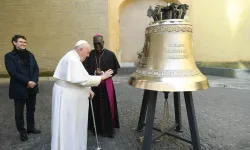 Papst Franziskus segnet die Glocke "Stimme der Ungeborenen" / Vatican Media