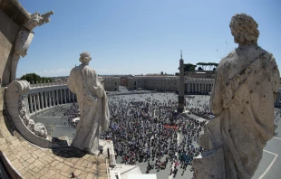 Die Besucher und Pilger auf dem Petersplatz zum Angelusgebet mit Papst Franziskus am 17. Juli 2022 / Vatican Media