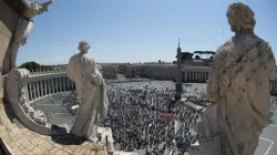 Die Besucher und Pilger auf dem Petersplatz zum Angelusgebet mit Papst Franziskus am 17. Juli 2022 / Vatican Media